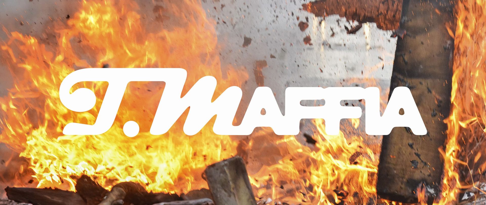 T. Maffia en vivo con el logo de la banda sobre llamas