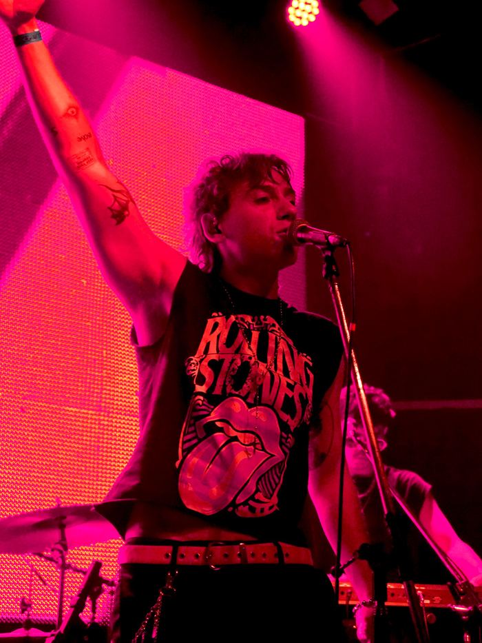 T. Maffia cantando en vivo bajo luces rojas