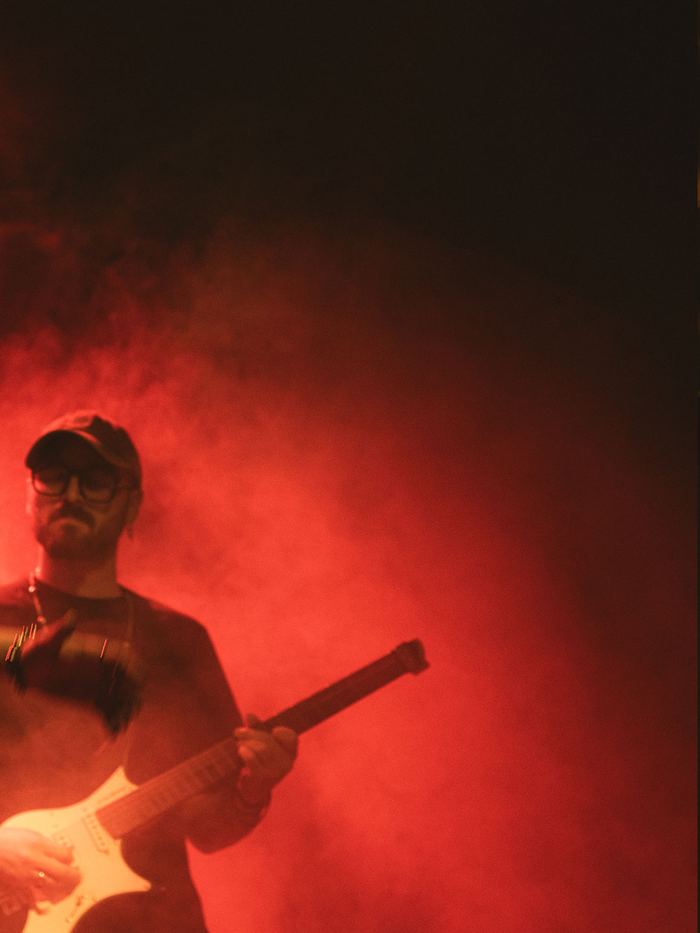 Guitarrista de La VTV entre luces rojas