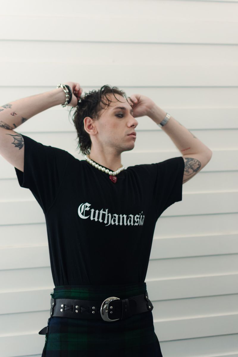 T. Maffia con remera Euthanasia